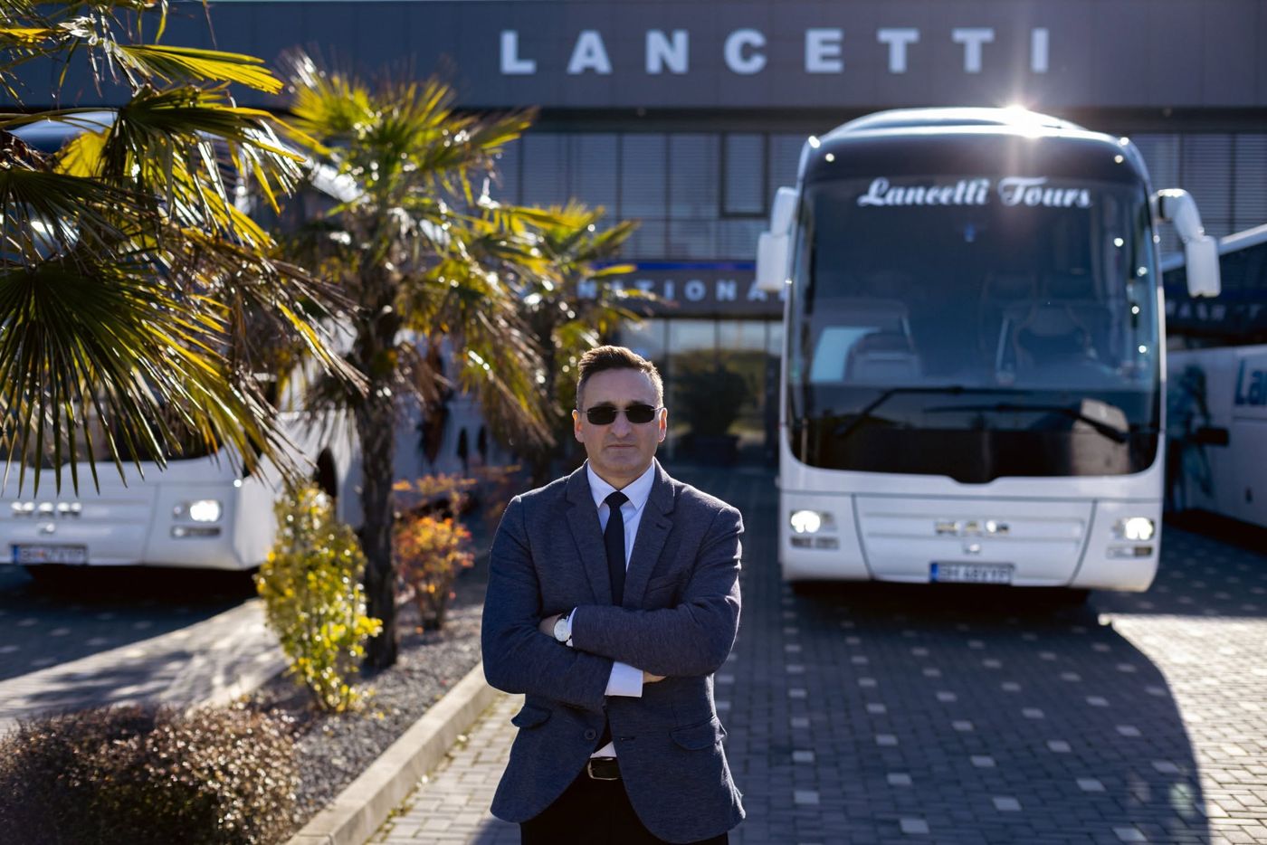 Șofer Lancetti Tour în fața sediului din Oradea