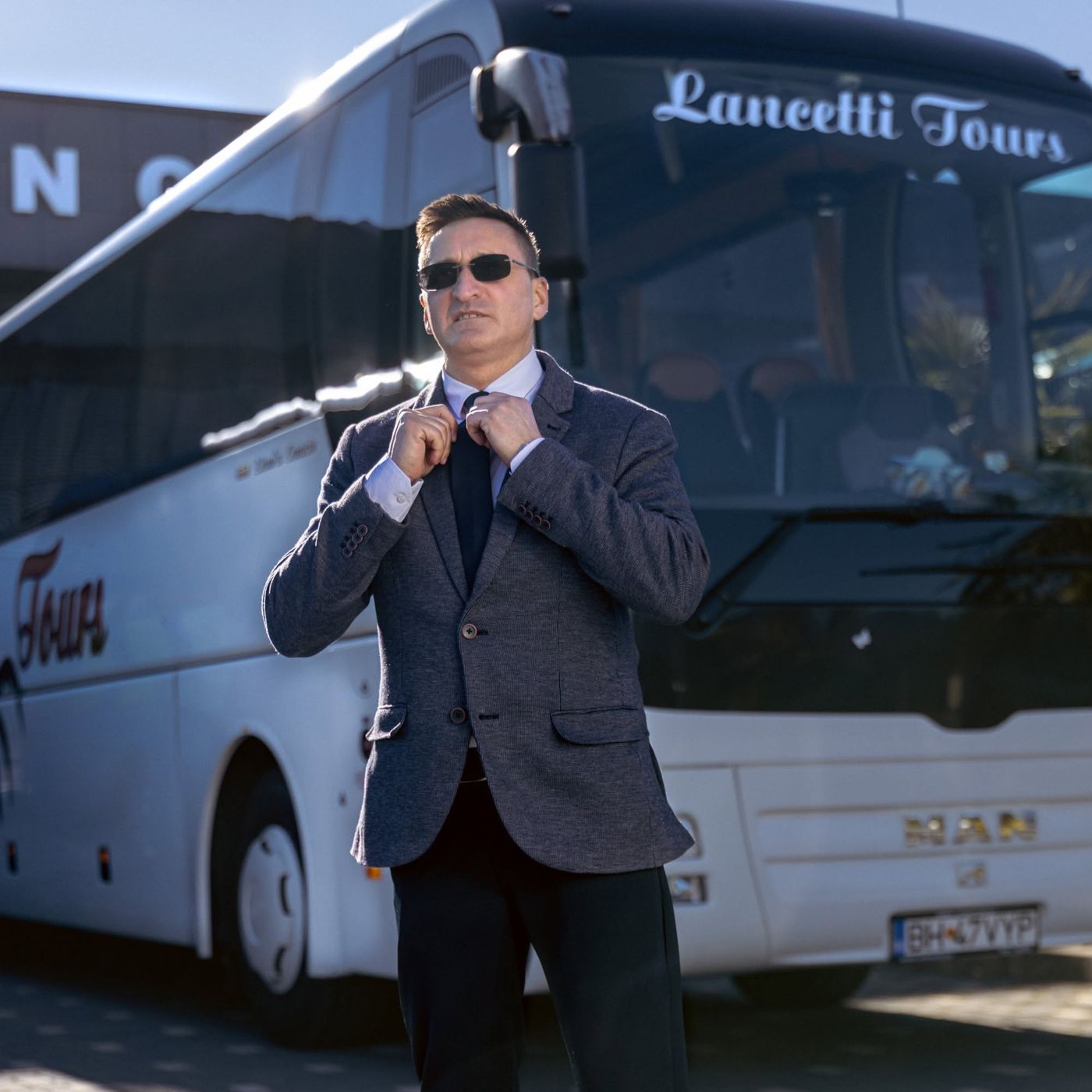 Șofer Lancetti Tour lângă un autocar MAN
