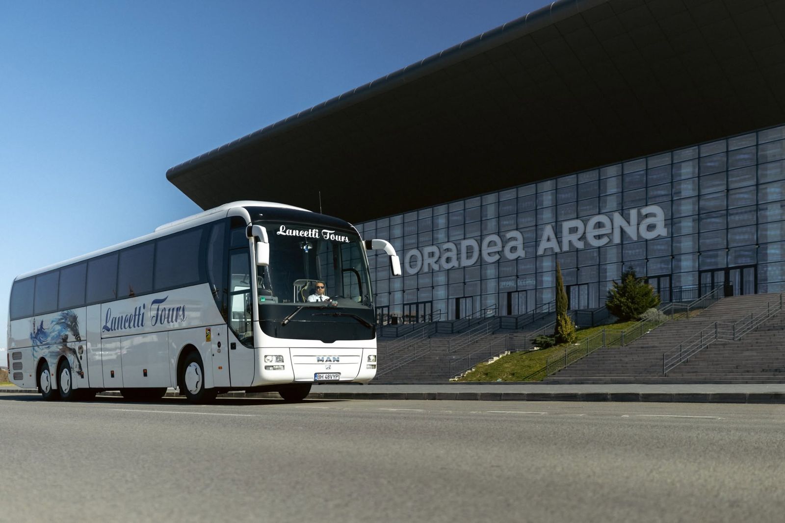 Autocar Lancetti Tour în fața Oradea Arena