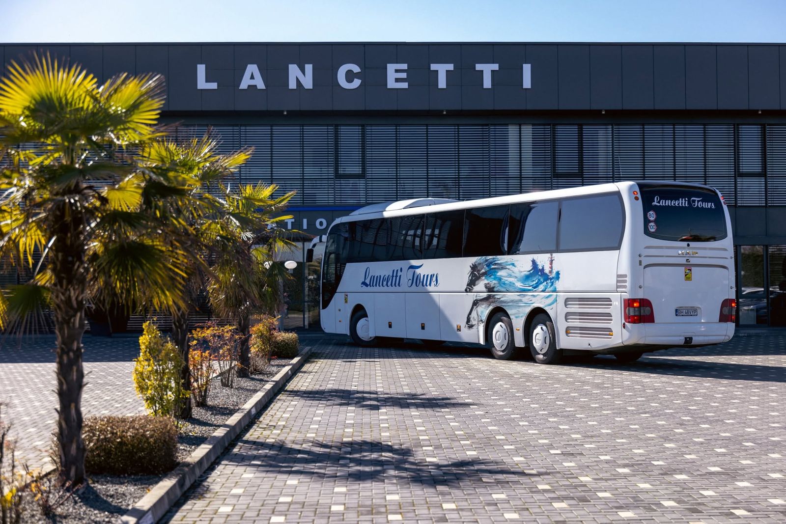 Microbuz Mercedes-Benz Lancetti Tour pe drum
