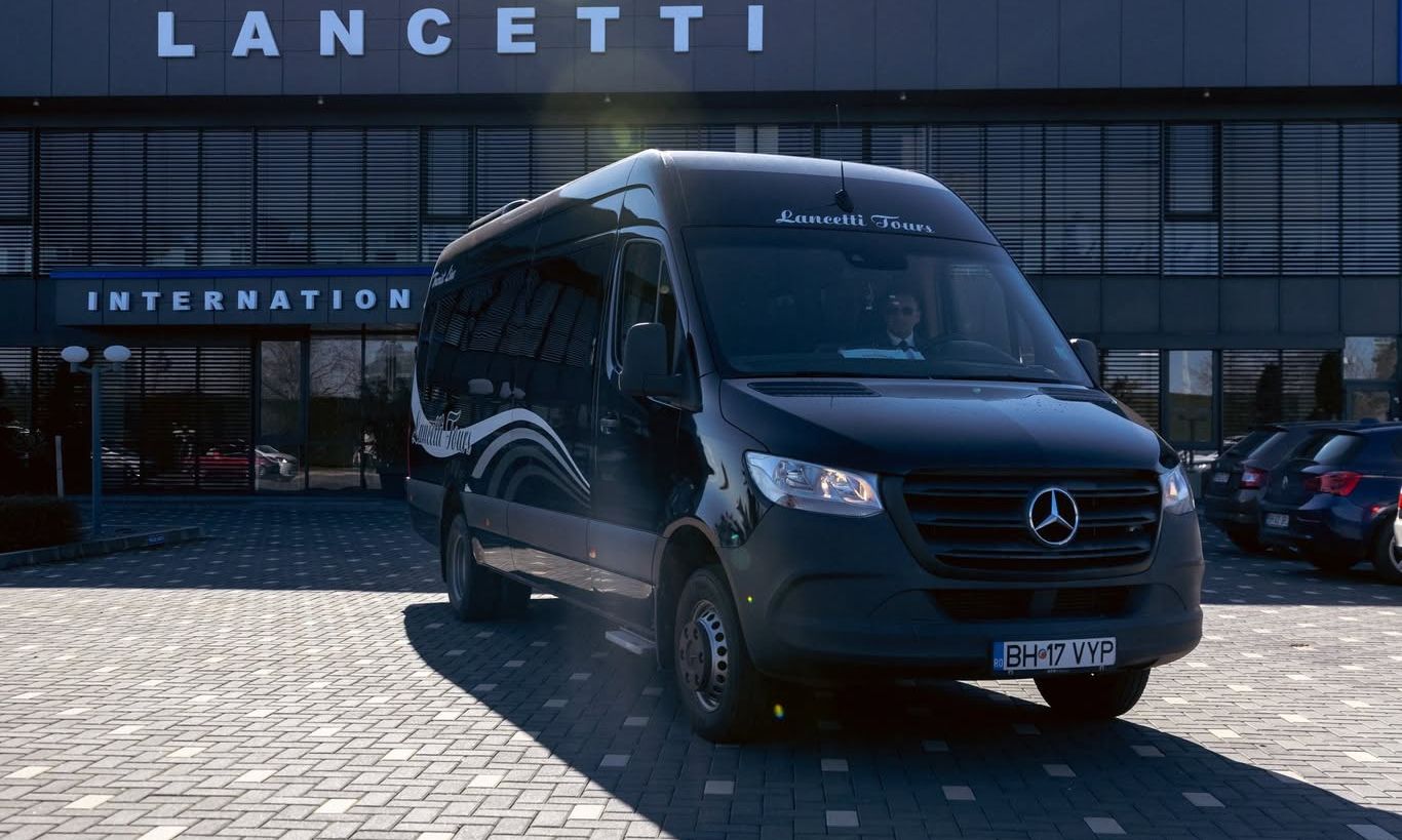 Microbuz Mercedes Sprinter negru Lancetti Tour la sediul din Oradea